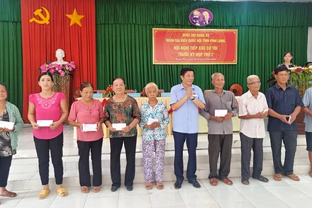 Bí thư Tỉnh ủy Vĩnh Long Bùi Văn Nghiêm trao quà cho gia đình chính sách. 