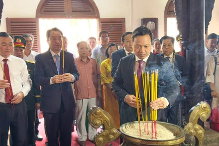 Bí thư Tỉnh ủy Vĩnh Long Trần Tiến Dũng dâng hương Vua Hùng.