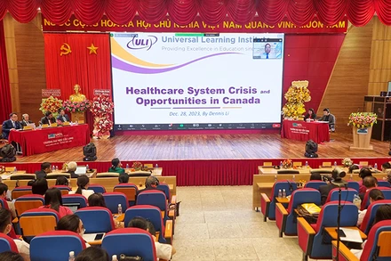 Quang cảnh Hội thảo quốc tế tại Trường Đại học Cửu Long sáng 28/12. 
