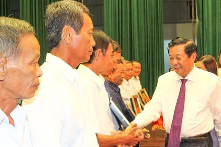 Bí thư Tỉnh ủy Vĩnh Long Bùi Văn Nghiêm trao bảng vinh danh cho Bí thư chi bộ ấp, khóm, khu. 