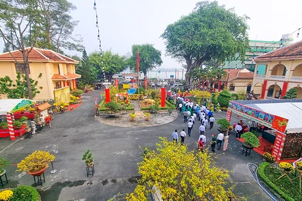 Đoàn lãnh đạo tỉnh Vĩnh Long vào viếng, thắp hương tại nơi thờ tự Quốc Tổ Hùng Vương được đặt tại ngôi Nhà cổ trong khuôn viên Bảo tàng Vĩnh Long (phường 1, thành phố Vĩnh Long).