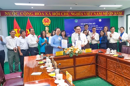 Lễ ký kết hợp tác đào tạo giữa Ủy ban nhân dân tỉnh Vĩnh Long với Trường đại học Y Dược Cần Thơ, chiều 16/6. 