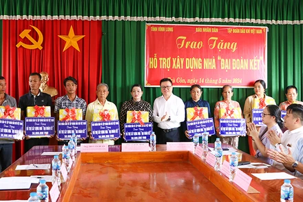 Tổng Biên tập Báo Nhân Dân Lê Quốc Minh trao tặng quà cho gia đình khó khăn, dân tộc Khmer tại xã Trà Côn, huyện Trà Ôn, tỉnh Vĩnh Long. 