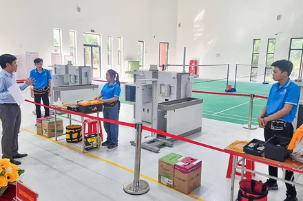 Các thí sinh chuẩn bị bước vào phần sát hạch. 