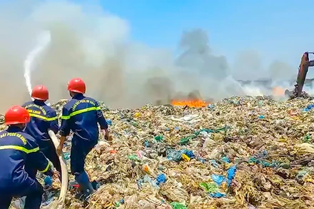 Lực lượng chức năng tích cực chữa cháy. Ảnh: Công an cung cấp