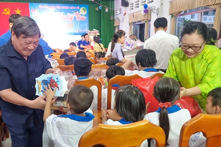 Đồng chí Trần Văn Rón và Phó Chủ tịch Ủy ban nhân dân tỉnh Vĩnh Long Nguyễn Thị Quyên Thanh trao quà trung thu cho các em thiếu nhi. 