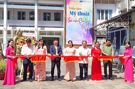 Nghi thức khai mạc "Triển lãm Sắc màu Cửu Long 2024" tại trụ sở Hội Văn học nghệ thuật tỉnh Vĩnh Long sáng 24/4/2024. 