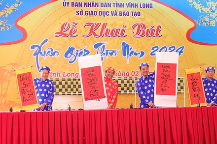 Lãnh đạo tỉnh Vĩnh Long khai bút đầu Xuân mới. 