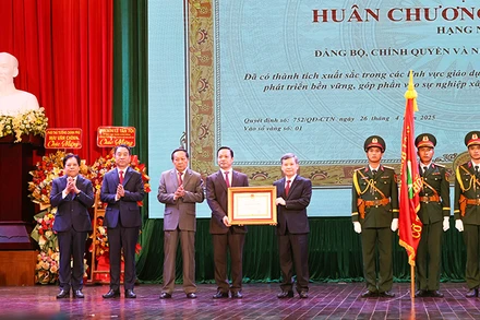 Đảng bộ, chính quyền và nhân dân tỉnh Vĩnh Long vinh dự đón nhận Huân chương Lao động hạng Nhất. 