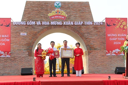 Tổ chức kỷ lục Việt Nam trao giấy chứng nhận “Đường gốm đỏ và hoa dài nhất Việt Nam”. 