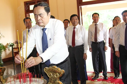 Chủ tịch Quốc hội Trần Thanh Mẫn dâng hương tại Khu lưu niệm Thủ tướng Chính phủ Võ Văn Kiệt.