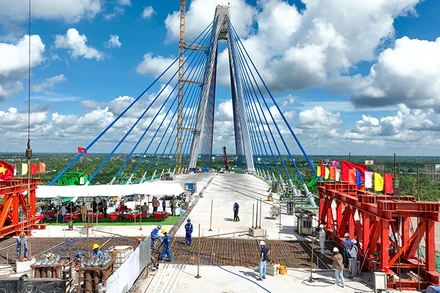 Cầu Mỹ Thuận 2 sẵn sàng chờ hợp long. 