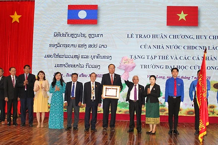 Tập thể Trường đại học Cửu Long đón nhận Huân chương Lao động hạng Ba của Nhà nước Cộng hoà Dân chủ Nhân dân Lào. 