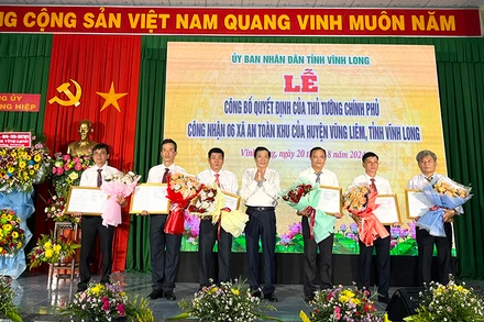 Bí thư Tỉnh ủy Vĩnh Long Bùi Văn Nghiêm trao Quyết định của Thủ tướng Chính phủ cho 6 xã của huyện Vũng Liêm được công nhận an toàn khu. 