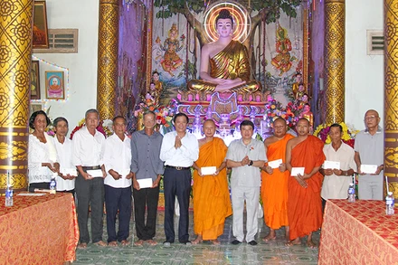 Bí thư Tỉnh uỷ Vĩnh Long Bùi Văn Nghiêm và đồng chí Y Thanh Hà Niê Kđăm tặng quà cho Hội đoàn kết sư sãi yêu nước tỉnh Vĩnh Long.