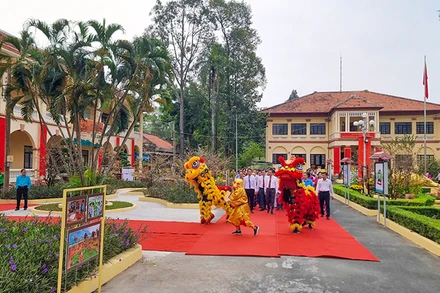 Đoàn lãnh đạo tỉnh Vĩnh Long viếng Nhà thờ Quốc tổ Hùng Vương trong khuôn viên Bảo tàng tỉnh Vĩnh Long. 