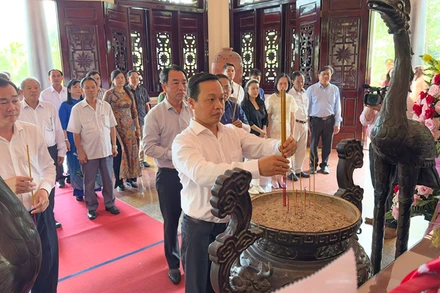 Bí thư Tỉnh ủy Vĩnh Long Trần Tiến Dũng dâng hương. 