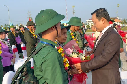 Bí thư Tỉnh ủy Vĩnh Long Trần Tiến Dũng trao hoa cho gia đình và tân binh lên đường nhập ngũ. 