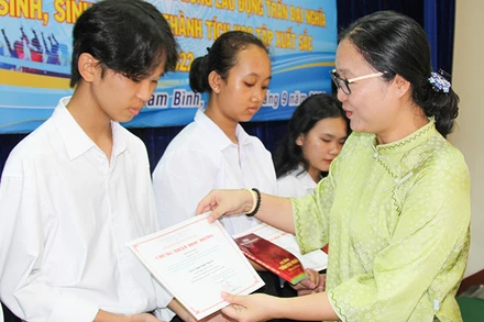 Phó Chủ tịch Ủy ban nhân dân tỉnh Vĩnh Long Nguyễn Thị Quyên Thanh trao học bổng Trần Đại Nghĩa cho các em học sinh, sinh viên vượt khó học giỏi. 