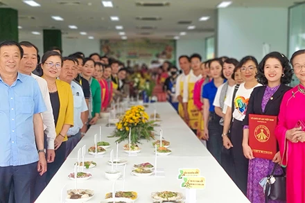 Lãnh đạo tỉnh Vĩnh Long cùng với 102 món ăn từ tàu hũ ky được xác lập kỷ lục Việt Nam.