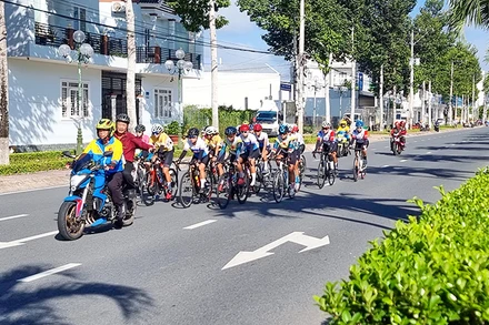 Các vận động viên tham gia đua ngày đầu tiên. 