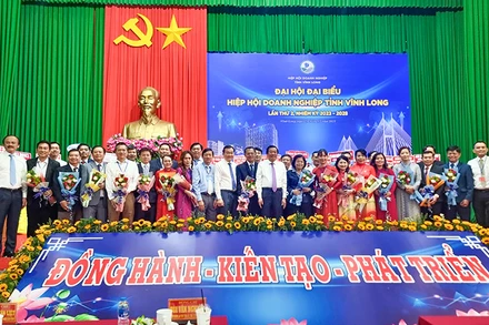 Bí thư Tỉnh ủy Vĩnh Long Bùi Văn Nghiêm cùng lãnh đạo tỉnh tặng hoa chúc mừng Ban chấp hành nhiệm kỳ mới. 