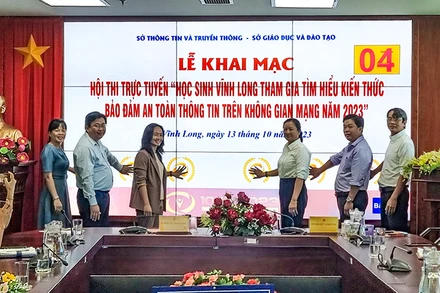 Ban tổ chức bấm nút khai mạc Hội thi. 