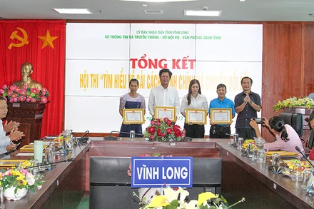 Ban tổ chức trao giải cho các cá nhân đoạt giải. 