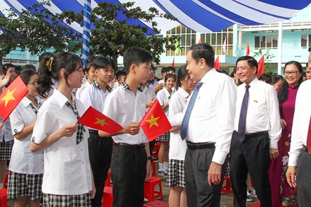 Chủ tịch Quốc hội Trần Thanh Mẫn thăm hỏi, động viên các em học sinh của Trường trung học phổ thông Phạm Hùng. 