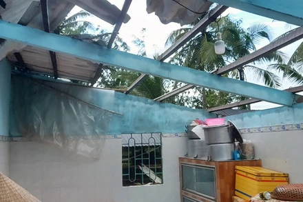 Lốc xoáy làm nhiều căn nhà bị tốc mái.