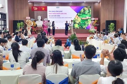 Quang cảnh Hội thảo khoa học "Ứng dụng công nghệ phát triển chuỗi cung ứng du lịch bền vững". 