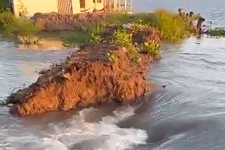 Hiện trường sạt lở cồn Thanh Long