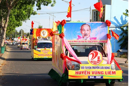 Hội thi xe hoa cổ động. 