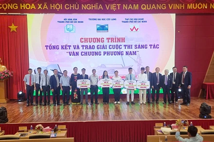 Ban tổ chức trao giải cho tác giả đạt giải. 