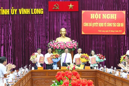 Lãnh đạo tỉnh Vĩnh Long trao quyết định và hoa cho các đồng chí vừa được bổ nhiệm