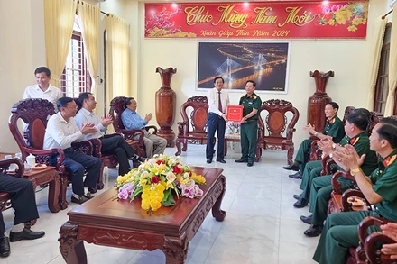 Bí thư Tỉnh ủy Vĩnh Long Bùi Văn Nghiêm tặng quà cho Bộ Chỉ huy Quân sự tỉnh Vĩnh Long. 