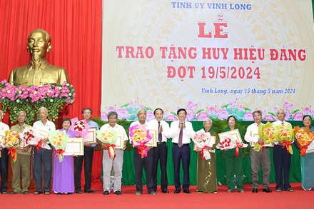Trao huy hiệu Đảng cho những vị cao niên tuổi đảng. 
