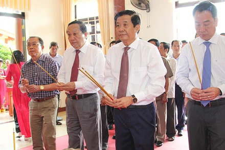 Lãnh đạo tỉnh Vĩnh Long dâng hương tưởng niệm Giáo sư, Viện sĩ Trần Đại Nghĩa. 