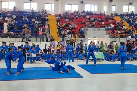 Các môn sinh đang biểu diễn các bài tập nâng cấp trung đẳng. 