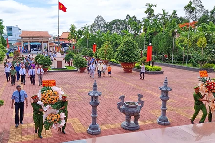 Các đại biểu dâng hoa tưởng nhớ Chủ tịch Hội đồng Bộ trưởng Phạm Hùng.