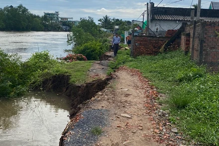 Một đoạn sạt lở đường giao thông ở xã Phú Đức, huyện Long Hồ, tỉnh Vĩnh Long vào rạng sáng 9/6.