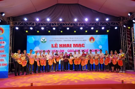 Trao cờ và quà lưu niệm cho các doanh nghiệp, đơn vị tư vấn việc làm.