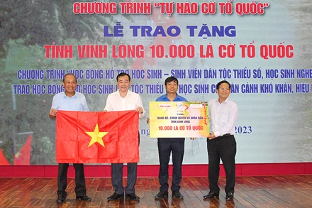 Ban tổ chức trao tặng bảng tượng trưng 10.000 lá cờ Tổ quốc. 