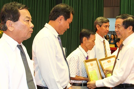 Bí thư Tỉnh ủy Vĩnh Long Bùi Văn Nghiêm tuyên dương Bí thư Chi bộ ấp, khóm, khu năm 2025.