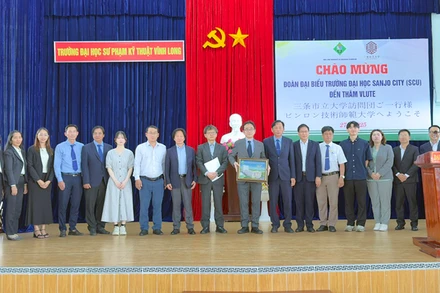 Lãnh đạo Sở Giáo dục và Đào tạo tỉnh Vĩnh Long chụp hình lưu niệm cùng với lãnh đạo 2 trường tại buổi gặp gỡ. 