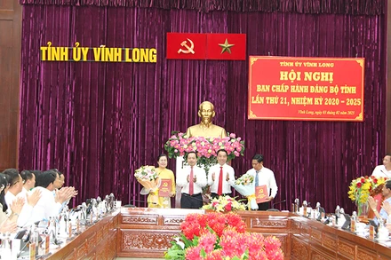 Bí thư Tỉnh ủy Vĩnh Long Trần Tiến Dũng trao Quyết định và hoa chúc mừng lãnh đạo Ban Tuyên giáo và Dân vận Tỉnh ủy. 