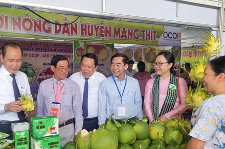 Đại biểu tham quan các gian hàng trưng bày sản phẩm đặc sản vùng miền.