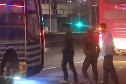 Xe khách bị bắn bể kính trên cao tốc Mỹ Thuận-Cần Thơ. 