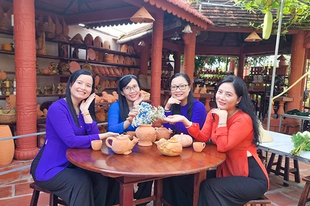 Gốm đỏ là một trong những sản phẩm du lịch đặc trưng của tỉnh Vĩnh Long. 