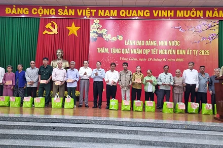 Phó Chủ tịch Quốc hội Nguyễn Đức Hải trao quà cho gia đình chính sách tại Vĩnh Long. 